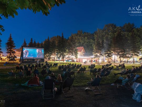 Nocne kino plenerowe nad jeziorem przez cały sezon! Co tydzień obejrzymy nowe filmy!