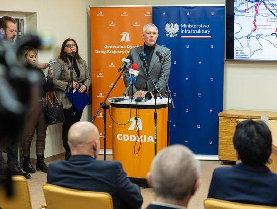 Nowe inwestycje drogowe w regionie. Podpisano umowy na obwodnicę Sidziny i rozbudowę DK45