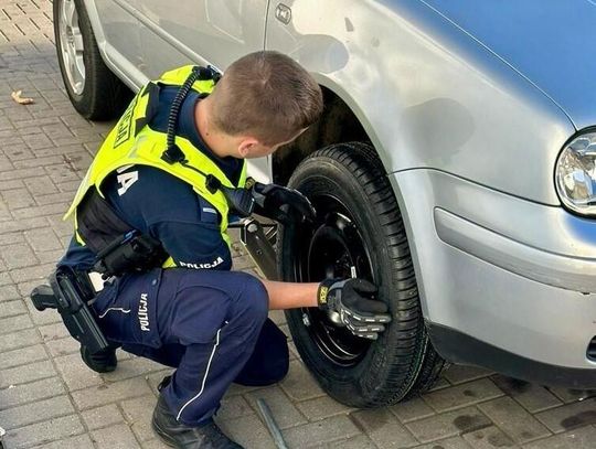 Nyscy policjanci pomogli kobiecie wymienić uszkodzone koło