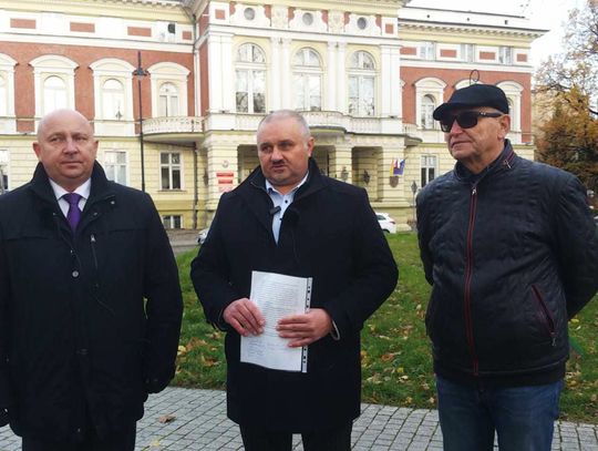 Opozycja żąda głowy starosty