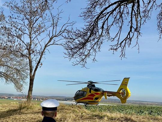 Oślepiony przez słońce kierowca uderzył w drzewo na trasie Pakosławice–Sidzina
