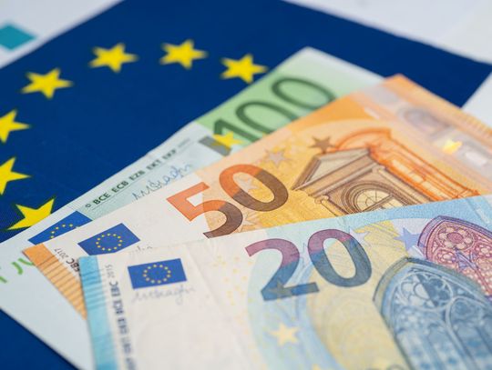 Parlament zatwierdza pakiet pożyczkowy o wartości 90 mld euro na wsparcie Ukrainy