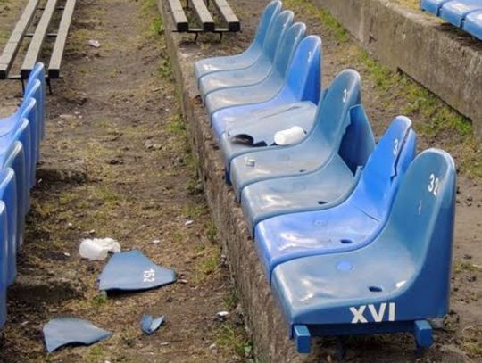 Pijany 20 - latek zniszczył krzesełka na stadionie