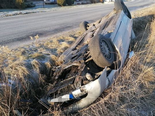 Pijany kierowca BMW wjechał do rowu. Jechało z nim trzech pijanych pasażerów