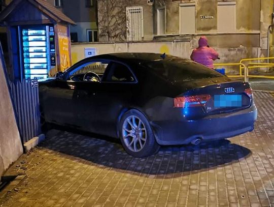 Pijany kierowca bmw wjechał w przydrożną latarnię