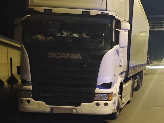 Pijany kierowca ciężarówki zatrzymany w ostatniej chwili. Czujność mieszkańca zapobiegła tragedii