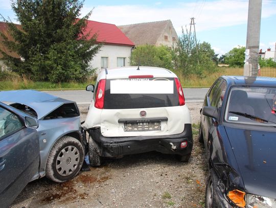 Pijany kierowca prawie potrącił pieszego i wjechał w zaparkowany samochód