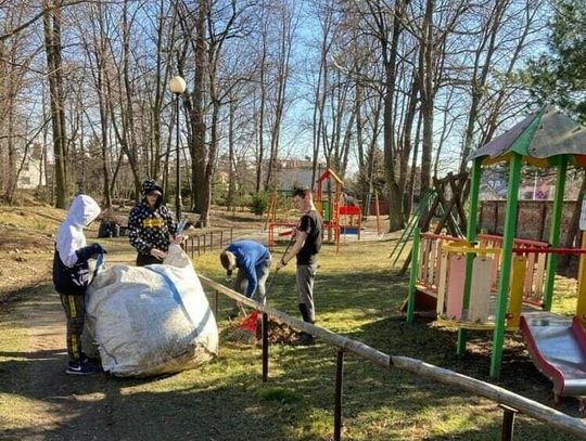 Podopieczni MOW-u sprzątali w parku Księży Werbistów w Nysie