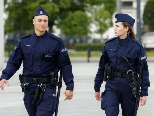 Policja szybko łata kadrowe dziury. Argumentem są pieniądze