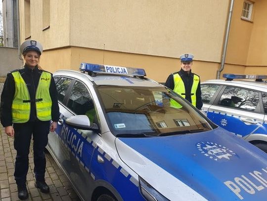 Policjanci eskortowali kobietę do szpitala