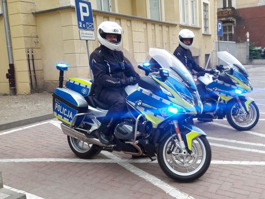 Policjanci z nowymi motocyklami