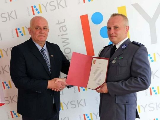 Policjant uratował małżeństwo z płonącego domu