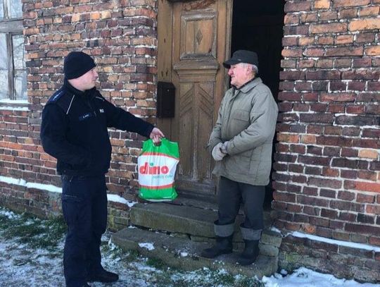 Policjant zrobił zakupy potrzebującemu mężczyźnie za własne pieniądze