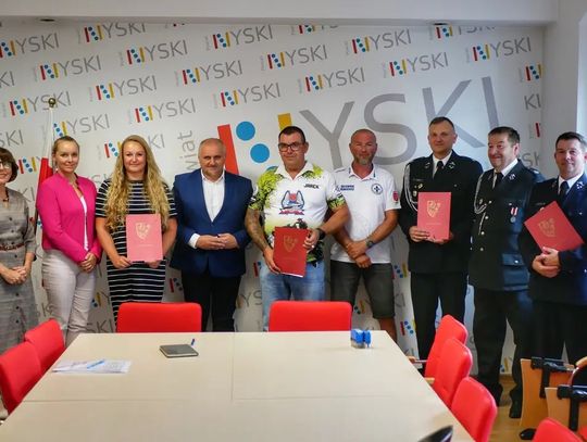 Ponad 55 tys. zł na bezpieczeństwo mieszkańców. Powiat Nyski wsparł ważne inicjatywy, m.in. WOPR