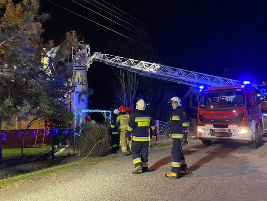 Porywisty wiatr przewracał drzewa. Jedno z nich uszkodziło dach plebanii