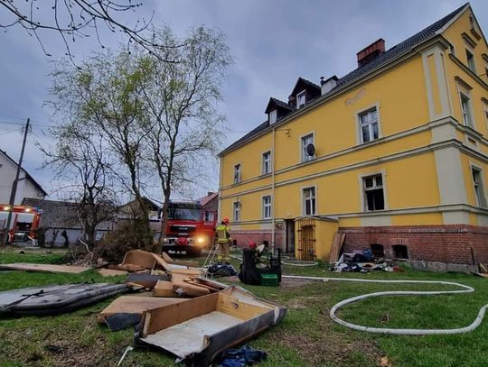 Pożar budynku wielorodzinnego na ul. Krawieckiej. Jedna osoba trafiła do szpitala