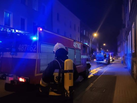 Pożar mieszkania w budynku wielorodzinnym. Jedna osoba poszkodowana