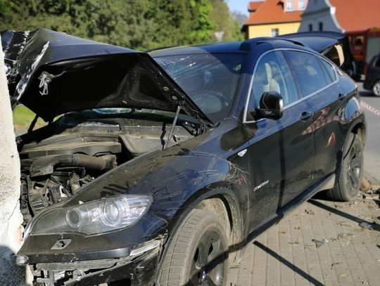 Rozbił kradzione BMW... i sam zgłosił się na policję