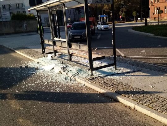 Rozwalili wiatę autobusową przy ul. Szopena