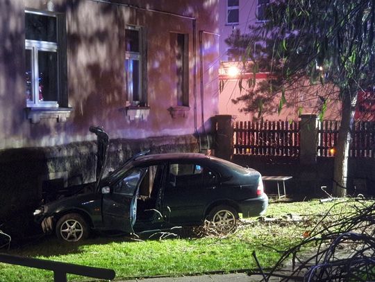 Samochód przebił płot, wjechał na posesję i zatrzymał się na budynku