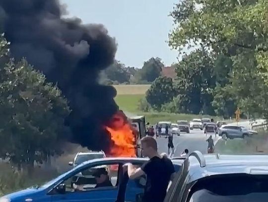 Samochód stanął w ogniu na DK 41. Kierowcy utknęli w korku