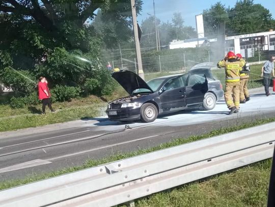 Samochód stanął w ogniu naprzeciwko stacji benzynowej