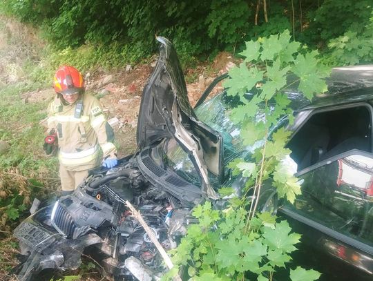 Samochód uderzył w drzewo. Groźny wypadek pod Nysą