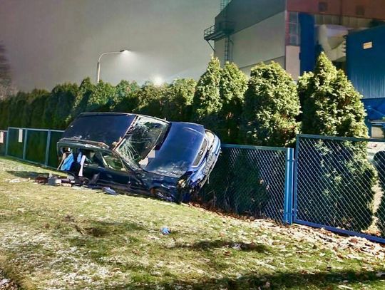 Samochód uderzył w latarnię i zatrzymał się na płocie. Groźne zdarzenie przy ul. Jagiellońskiej