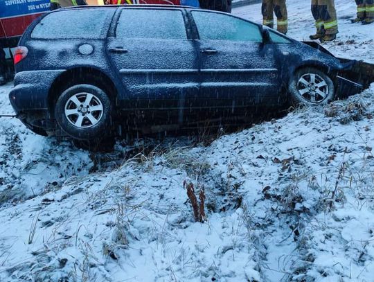 Samochód uderzył w przepust drogowy