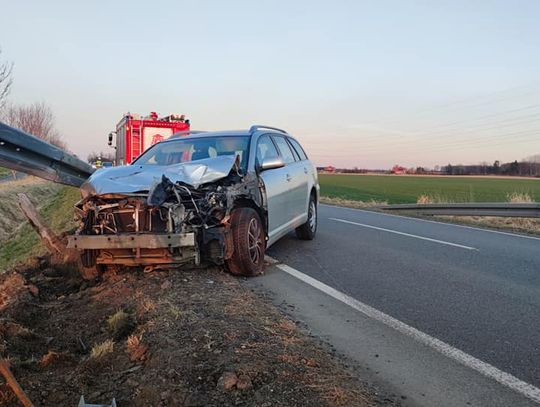 Samochód uderzył w przydrożną barierkę