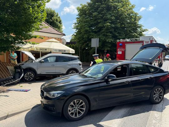 Samochód wjechał w ogródek piwny. 33-letnia kierująca trafiła do szpitala