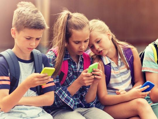 Smartfony w szkołach. Wiemy, co rodzice sądzą o zakazie korzystania z nich