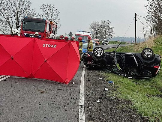 Śmiertelny wypadek na DK 40. Zderzenie auta z ciężarówką