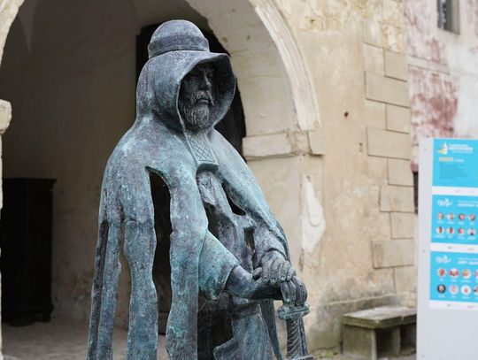 Średniowieczna siedziba piastowska w remoncie. Są plany na hotel.
