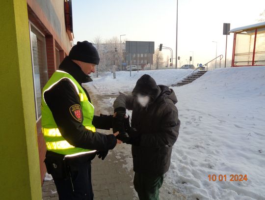 Strażnicy miejscy podarowali buty bezdomnemu mężczyźnie