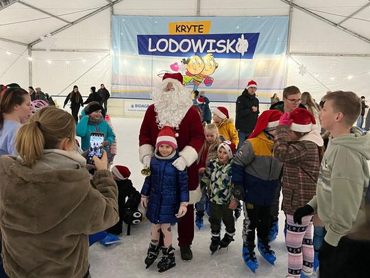 Święty rozdawał prezenty. Kolejne udane Mikołajki na lodowisku