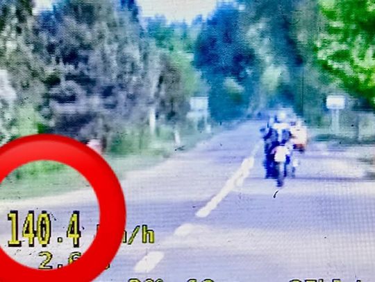 Szalony rajd BMW przez wieś! Pędził motocyklem 140 km/h przy ograniczeniu do 50!