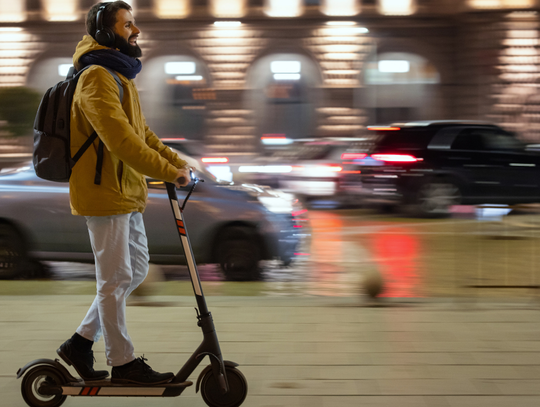 Szara strefa na dwóch kółkach. Tysiące niebezpiecznych hulajnóg trafia do Polski