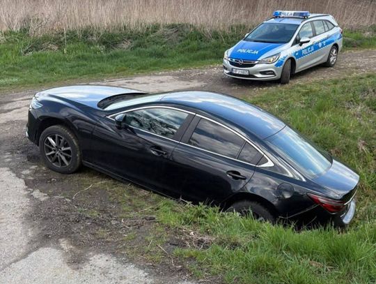 Telefon odebrany, auto odjechało… prosto do rowu