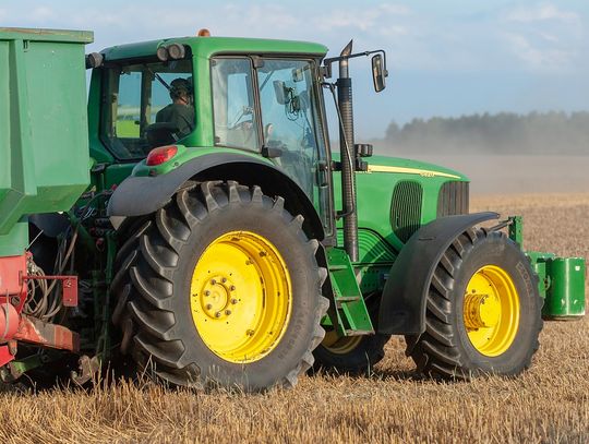 Traktor najechał na mężczyznę. Groźne zdarzenie pod Nysą