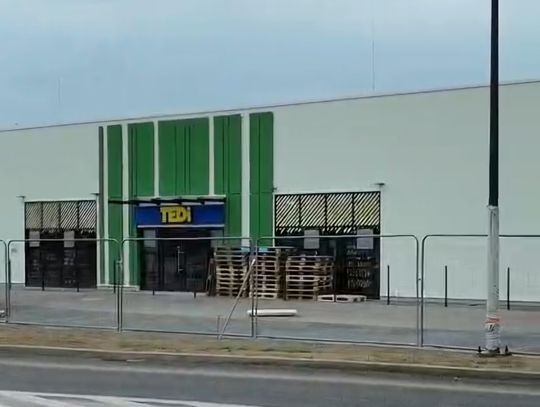 Trzy nowe sklepy w centrum handlowym na FSD. Szyld jednego już jest