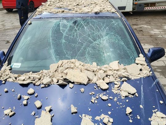 Tynk spadł na samochód. Kierowca był w środku