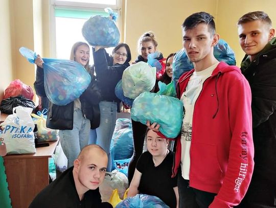 Uczniowie Ekonomika zbierali nakrętki i jednogroszówki, by pomóc choremu chłopcu