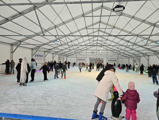 Uczniowie szkół powiatowych bezpłatnie skorzystają z lodowiska