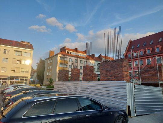 W Rynku mury pną się do góry. Nowa kamienica coraz bliżej