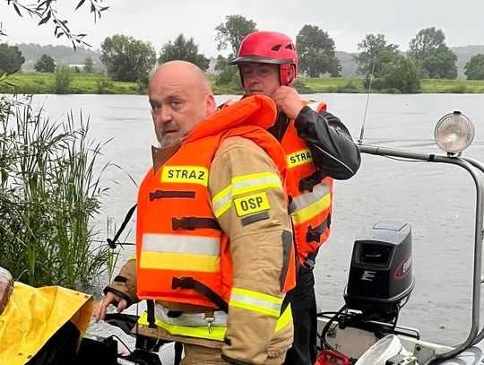 Wędkarze uwięzieni na wyspie na jeziorze. Na pomoc ruszyli strażacy