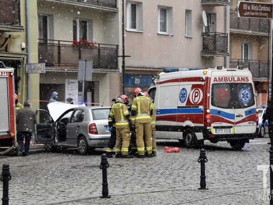 Wjechał autem w "Jubilera". Jedna osoba ranna