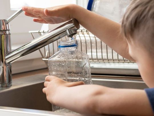 Woda wycieka z sieci. Straty są poważne. Gminy apelują do mieszkańców