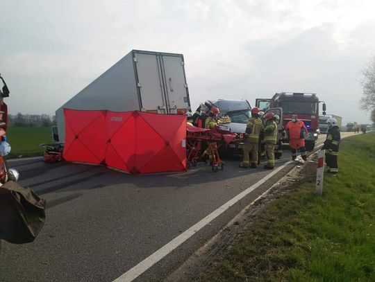 WYPADEK W REGIONIE. Kierowca zakleszczony w aucie, droga zablokowana