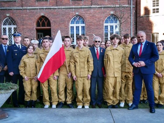 Za mundurem… młodzież sznurem!